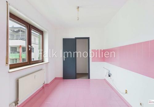 Küche mit angeschlossener Vorratskammer