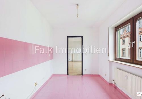 Küche mit angeschlossener Vorratskammer
