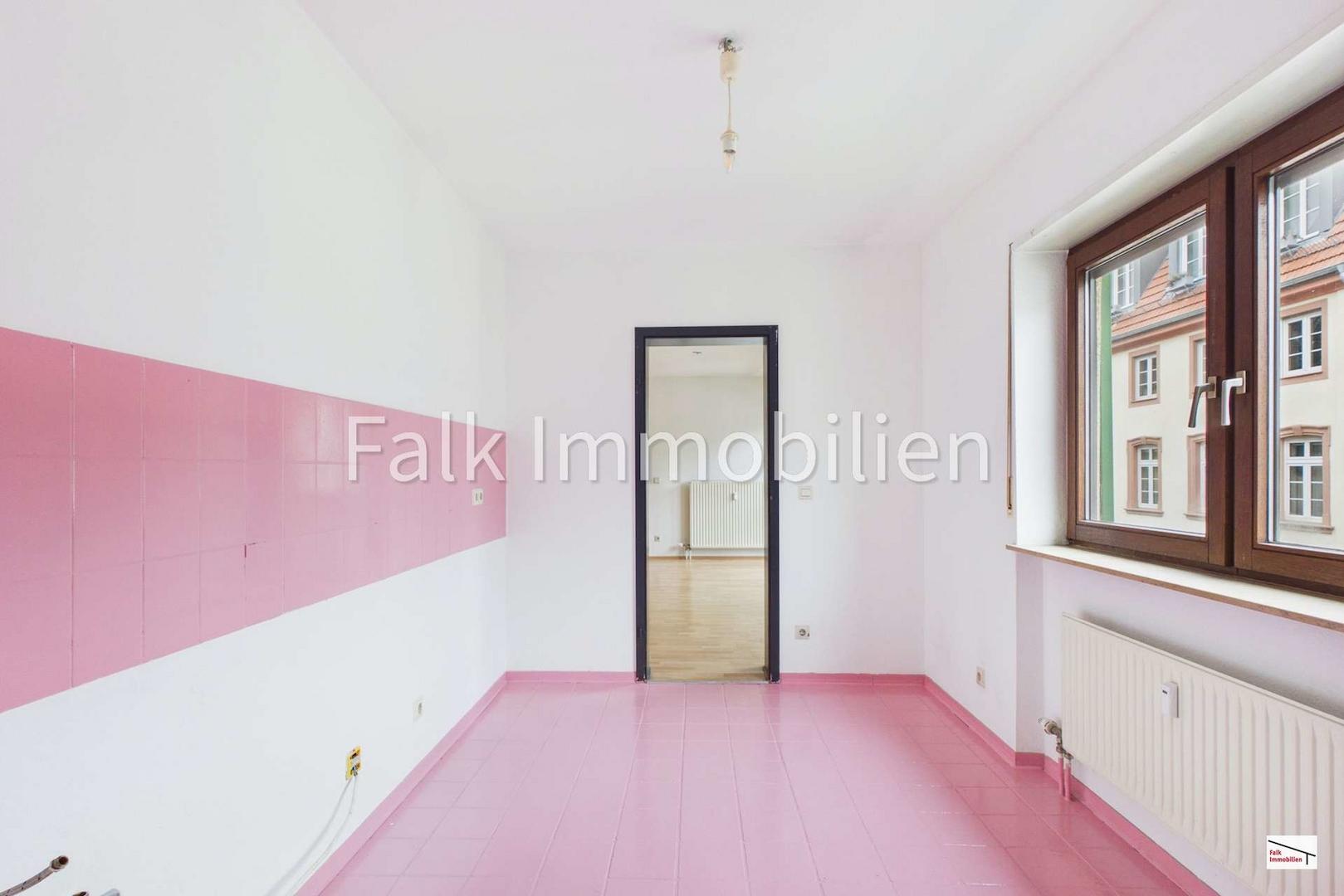 Küche mit angeschlossener Vorratskammer