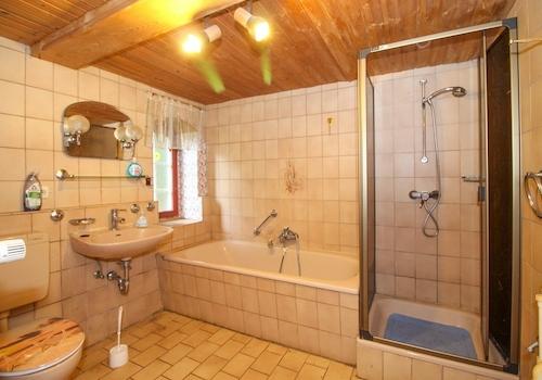 Tageslichtbad mit Dusche und Badewanne im EG