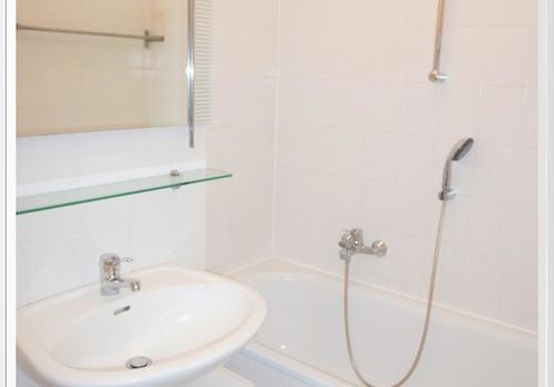 schönes modernes Bad mit Wanne