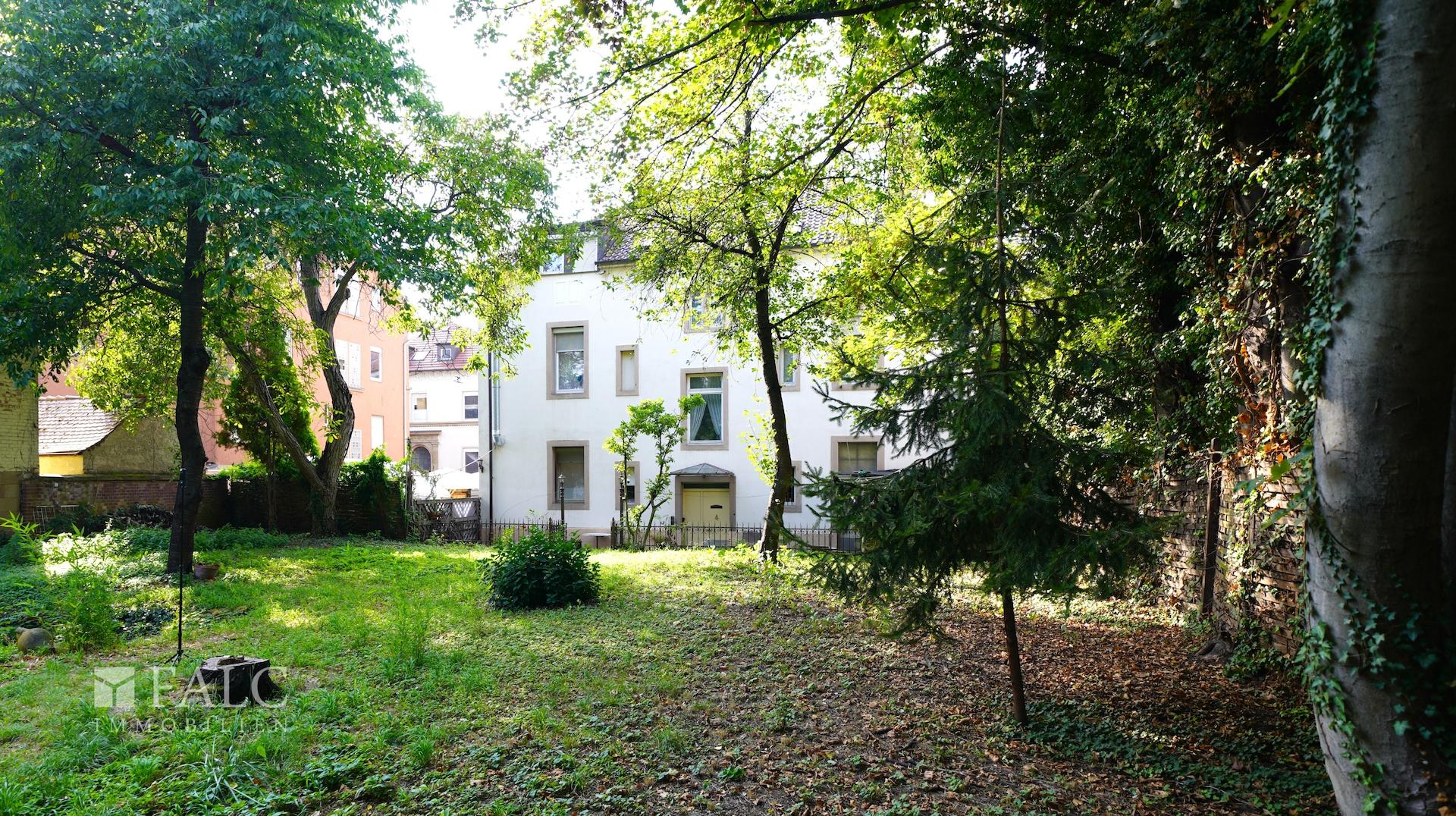 Hübsche Rückansicht