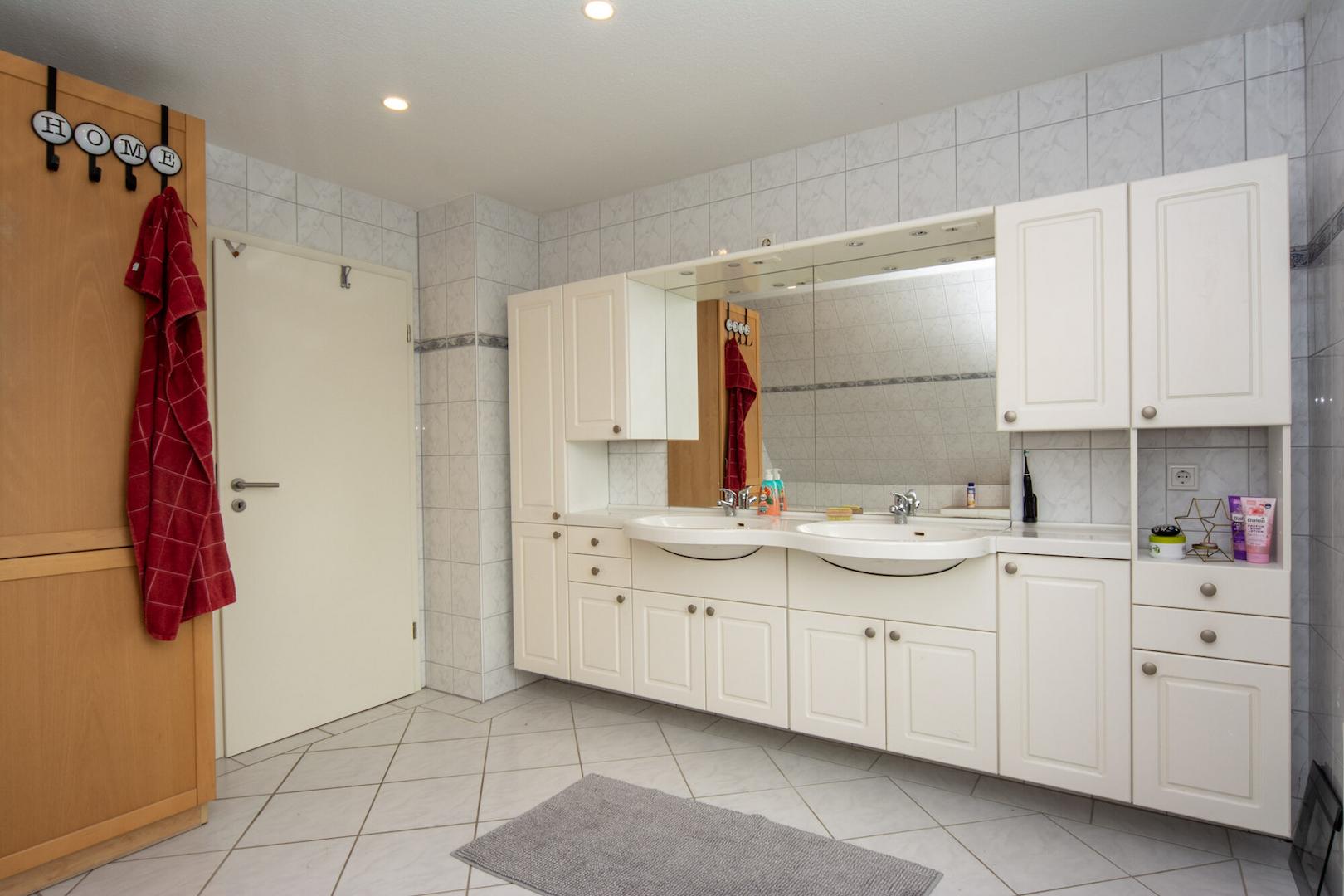 Badezimmer im Obergeschoss..