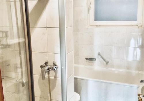 Badezimmer mit Dusche