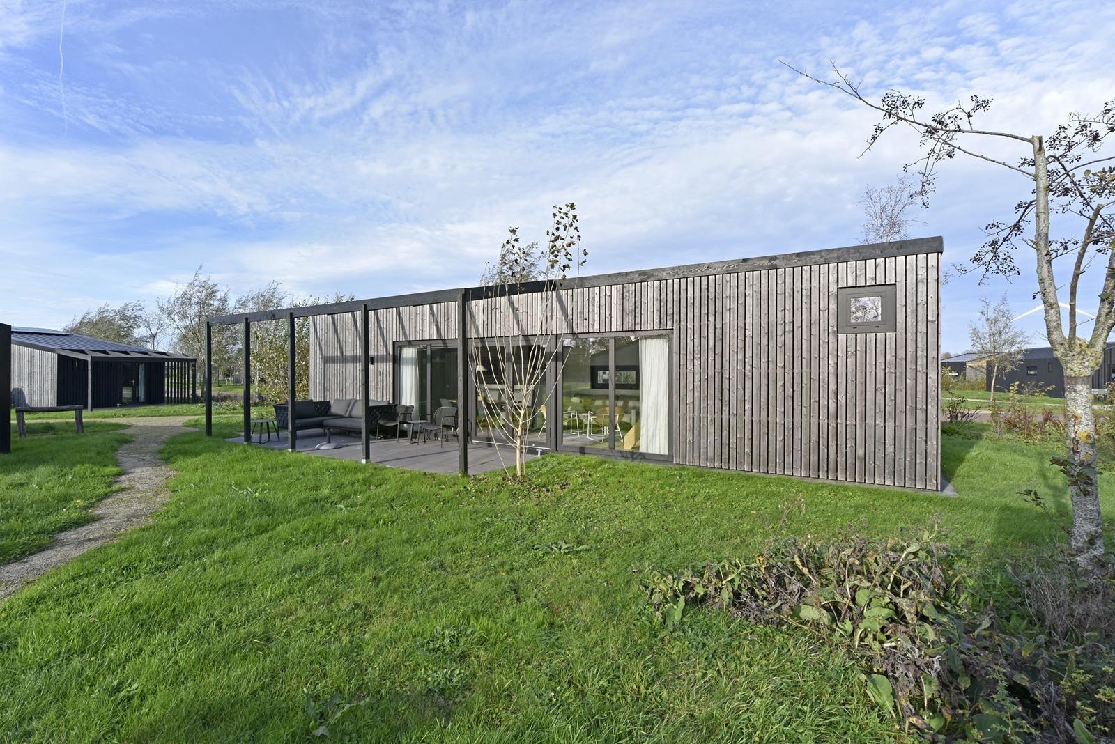 kaufen-meadow-ferienhaus-zwartewaal-aussenansicht-terrasse-recreatieadviseurs-vakantiehuistekoop-nl.jpg