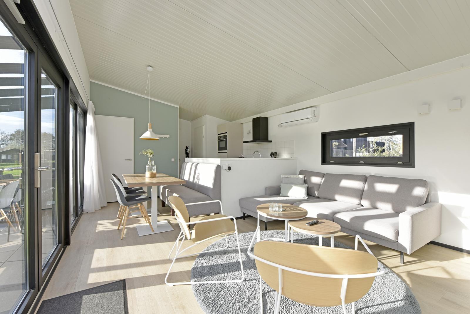 kaufen-meadow-brielle-wohnzimmer-interieur-licht-recreatieadviseurs-vakantiehuistekoop-nl.jpg
