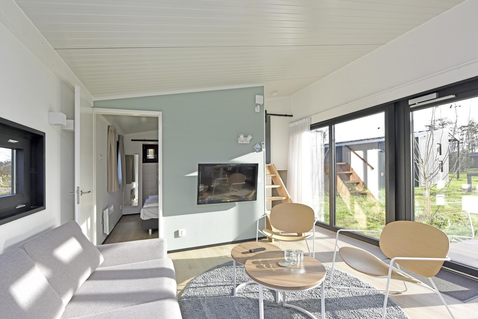 kaufen-meadow-brielle-wohnzimmer-interieur-hell-recreatieadviseurs-vakantiehuistekoop-nl.jpg