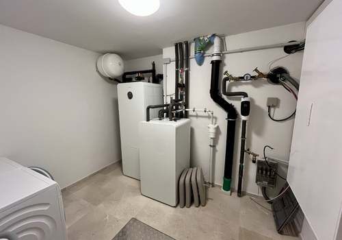 Hausanschlussraum mit Waschmaschine und Trockner