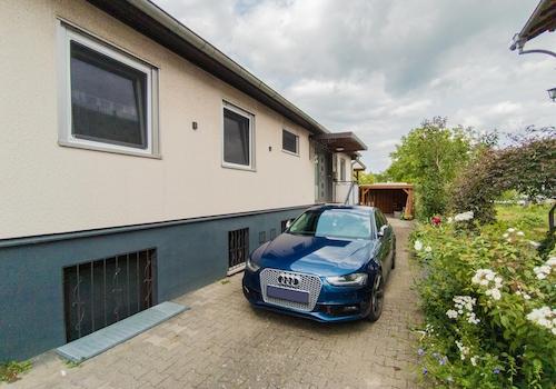 Einfahrt Stellplätze