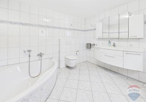 Badezimmer im Erdgeschoss