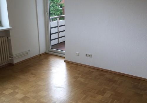 Wohnzimmer mit Zugang Balkon