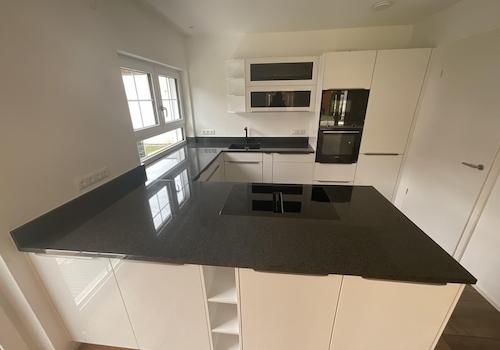 Küche mit großer Granitplatte