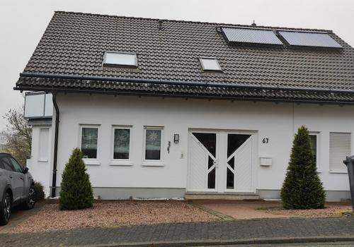 Hausansicht mit Stellplatz 