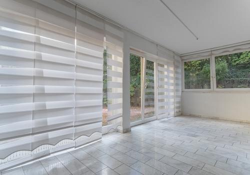 Bodentiefe Fensterfront zur Terrasse