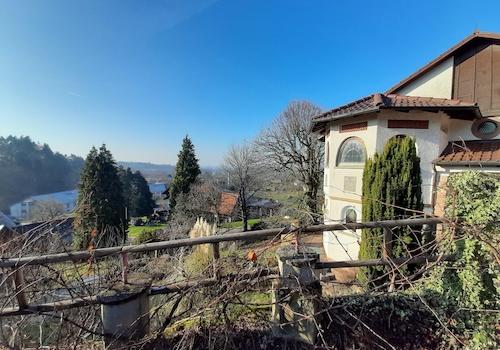 Blick v. Werkstatt auf Haus