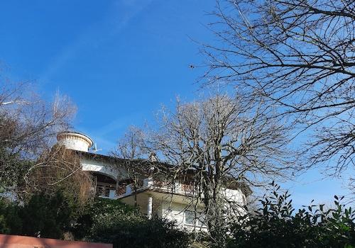 Hausansicht von Straße