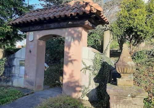 Eingangsportal Straße