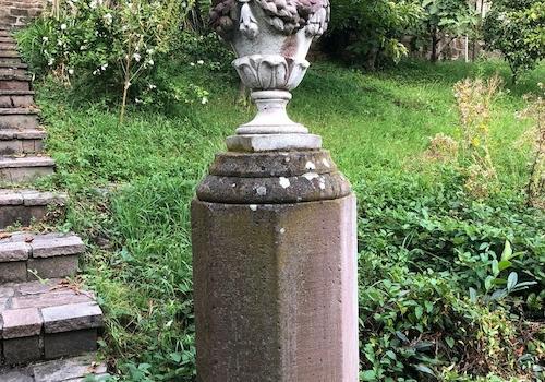 Steinsäule an Treppe