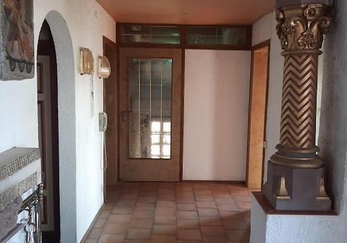 Blick v. Wohnzimmer in Flur