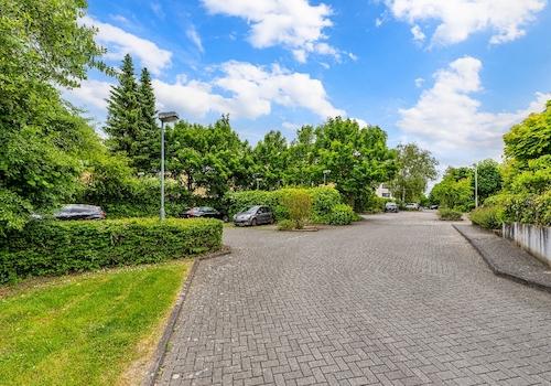 Parkplätze vor dem Haus