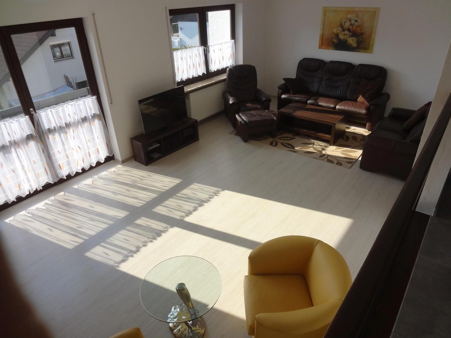 Wohnzimmer noch möbliert 