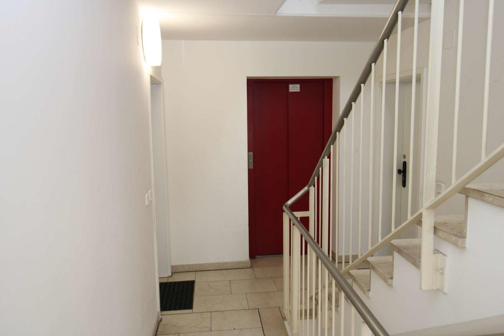 Treppenhaus mit Aufzug