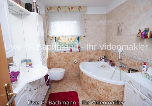 Wannenbad mit Dusche
