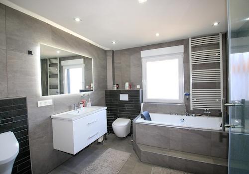 Hochwertiges Bad 1.OG