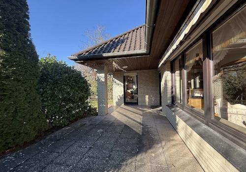 Teilüberdachte Terrassenfläche