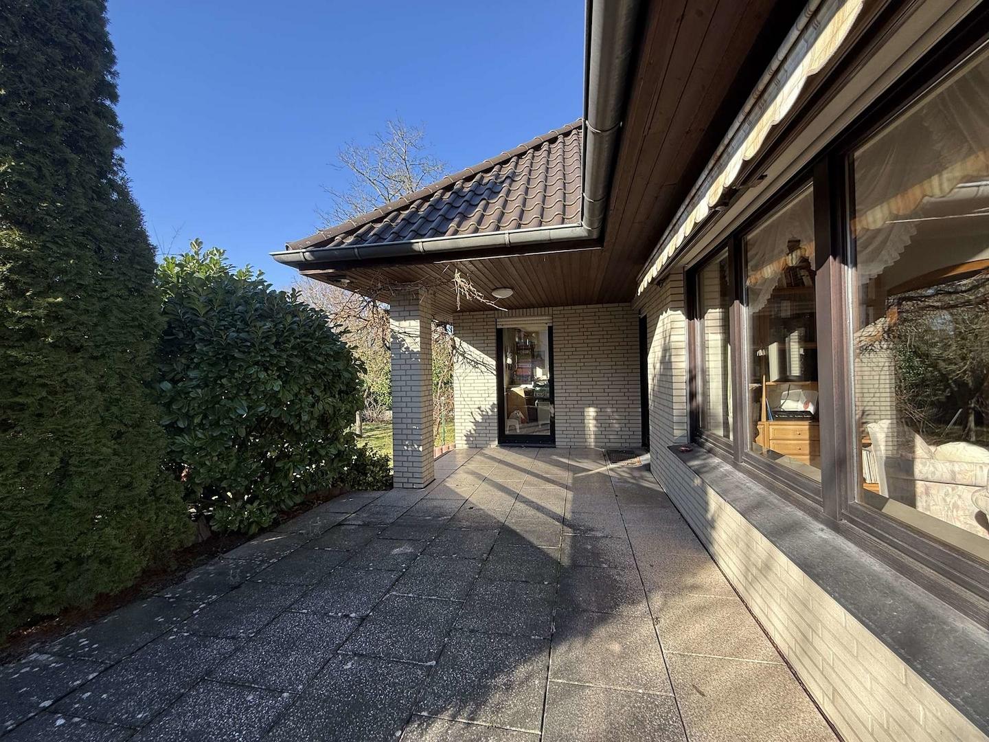 Teilüberdachte Terrassenfläche