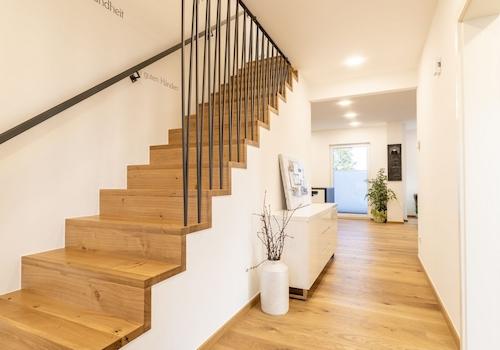 Flur-Treppe-Musterhaus-Weinsheim-Stadtvilla