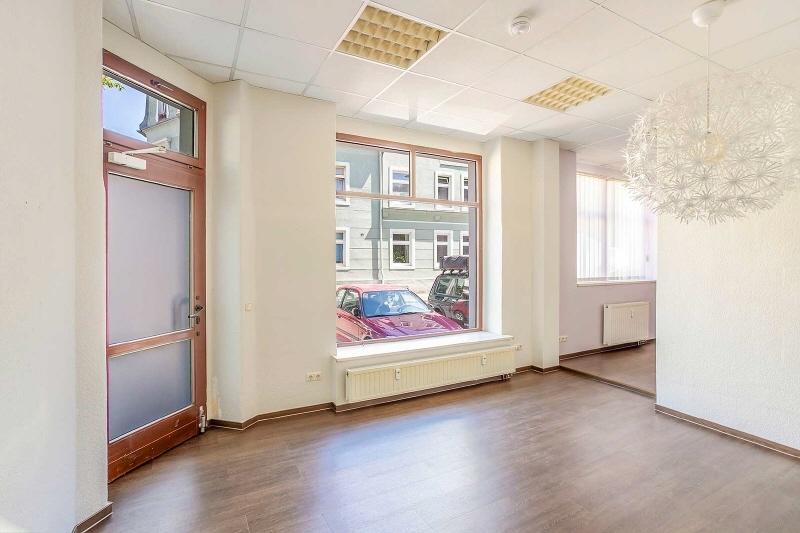 vorderer Geschäftsraum mit Schaufenster