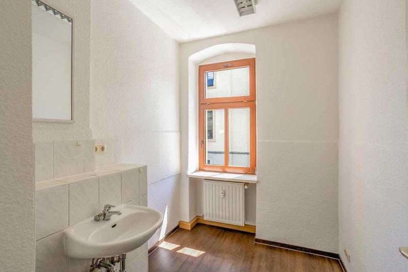 Sozial- oder Lagerraum mit Waschbecken