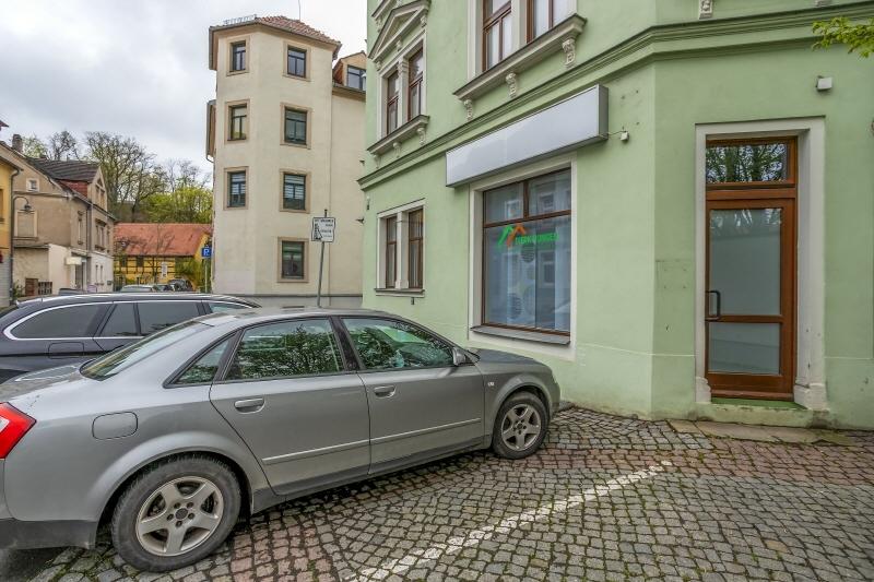 Büroansicht mit Schaufenster