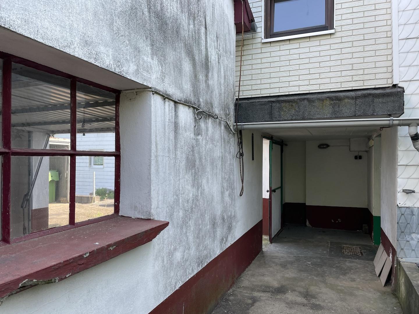 Gang vom Garten zum Haus