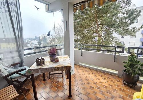 Sonniger Balkon mit Windschutz aus Echtglas