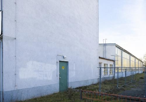 Gebäuderückseite und Halle