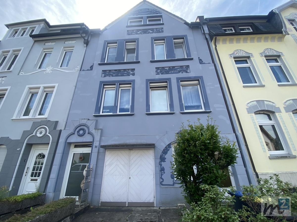 Außenansicht mit Eingang + Garage