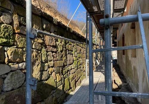 rückwärtige Mauer neu hergest.