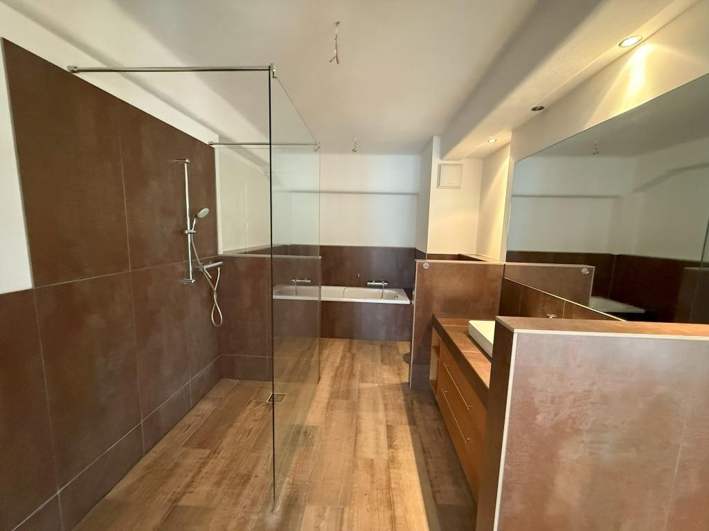 Wannenbad mit Dusche