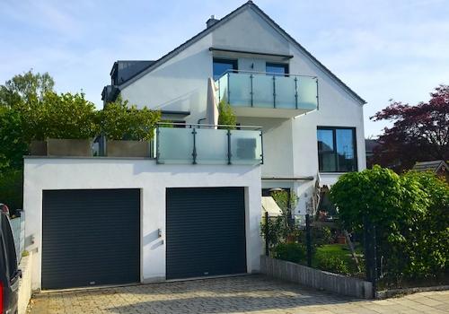 Straßenseite und Garagen