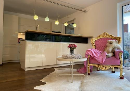 Kochinsel mit schwarzem Granit