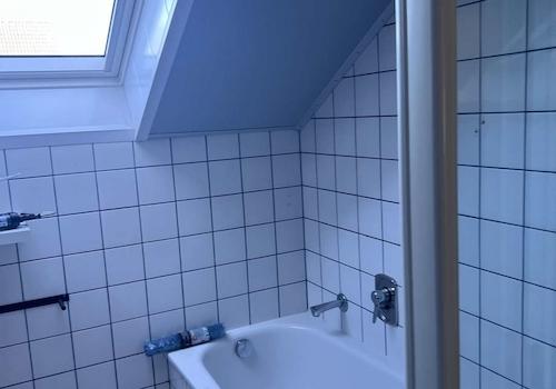 Bad mit Wanne und Dusche