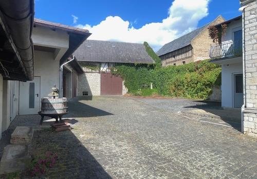Hof von der Einfahrt