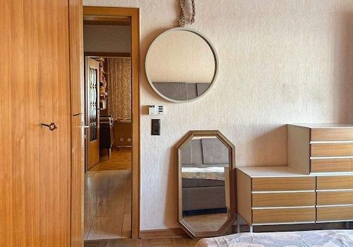 Schlafzimmer EG mit Blick auf Flur und Kinderzimmer / Büro