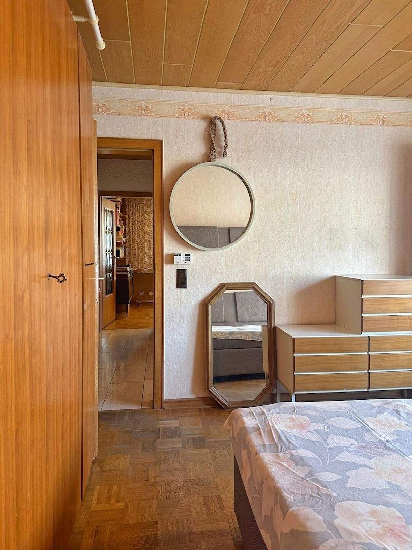 Schlafzimmer EG mit Blick auf Flur und Kinderzimmer / Büro