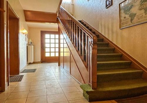 Eingangsbereich Einfamilienhaus mit Ladenlokal