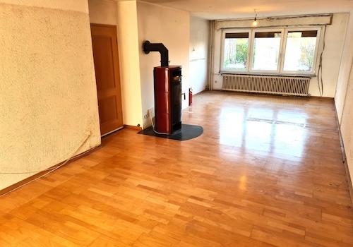 großzügiges Wohnzimmer