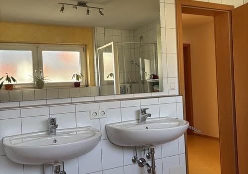 OG-Bad: 2 Waschbecken + WC