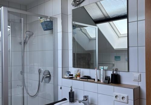 DG-Bad: Dusche, 1 Waschbecken